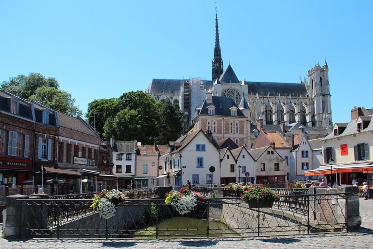 Vue de la cathédrale et quartier historique.