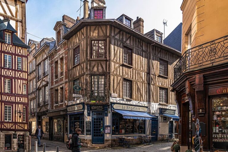 Rue médiévale avec maisons à colombages en France.