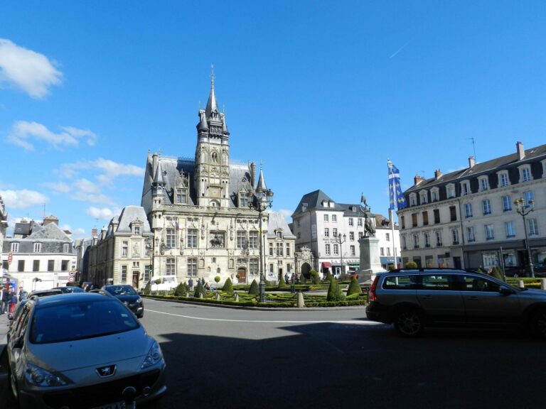 Hôtel de ville de Compiegne devant ciel bleu.