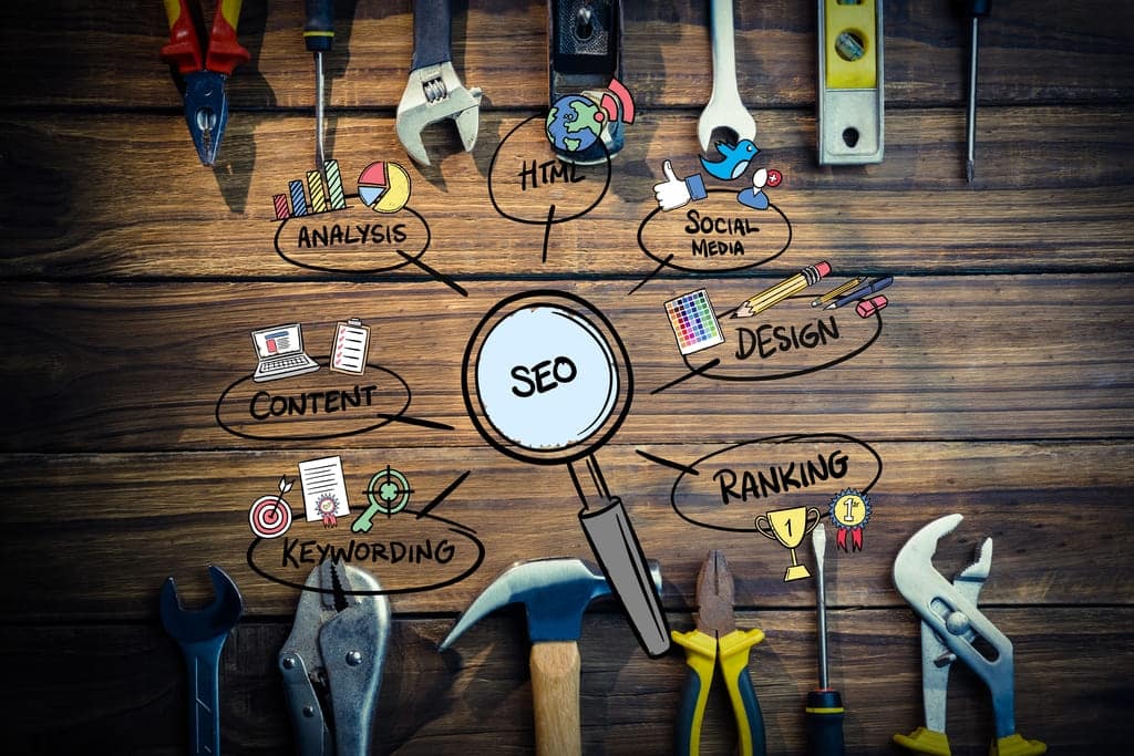 SEO et outils numériques sur bois