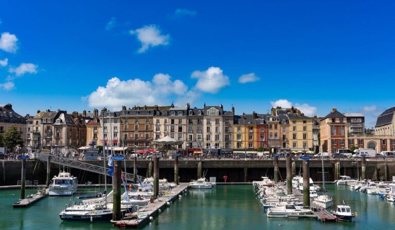 Bateaux dans un port devant des bâtiments anciens.
